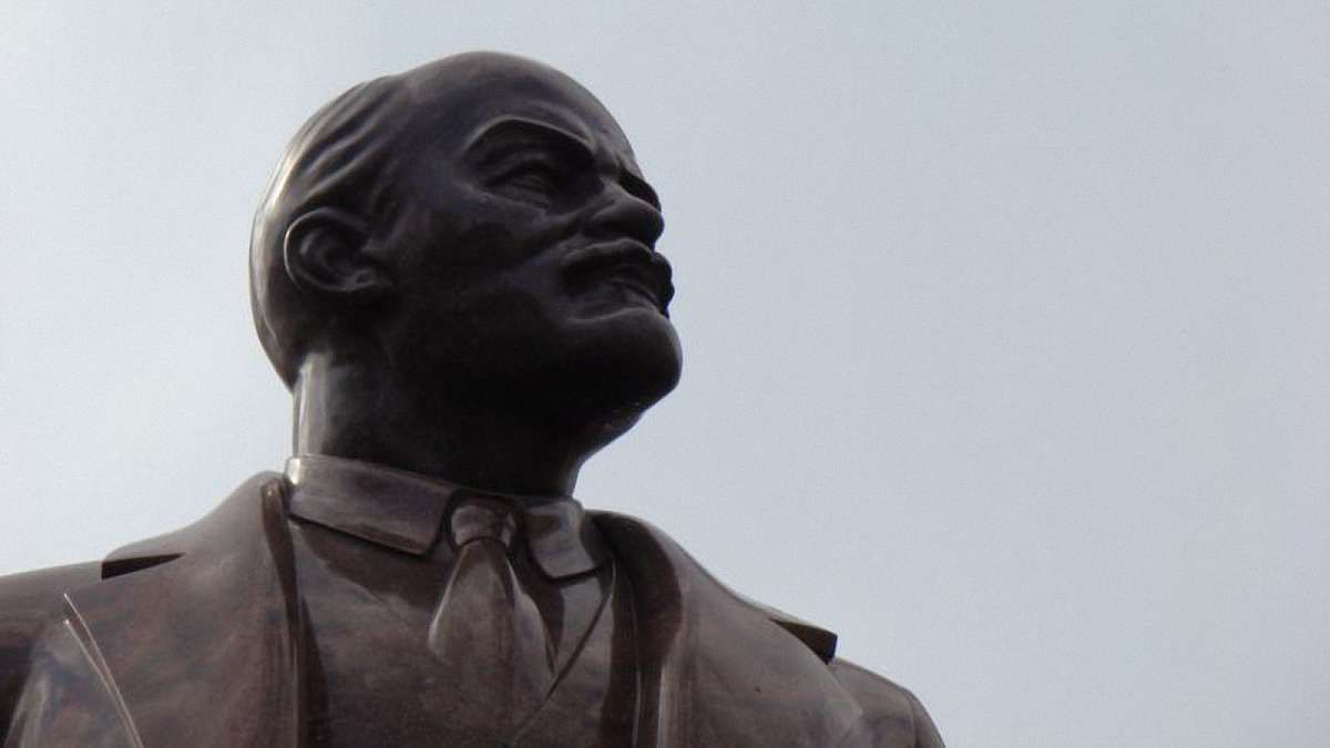У Сумах влада дозволила знести два пам’ятники Леніну