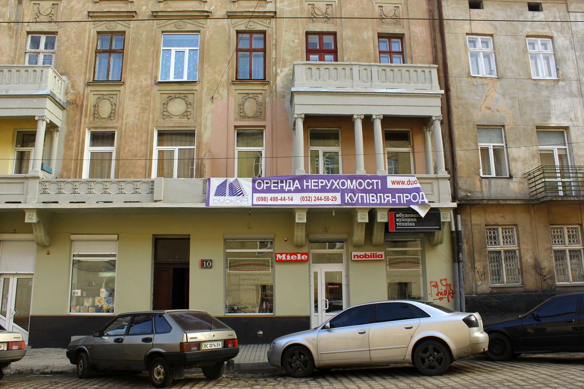 У Львові зняли незаконний банер з будинку, якому 100 років