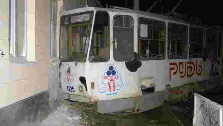 У Львові вкрадений трамвай зійшов з рейок і врізався у будинок