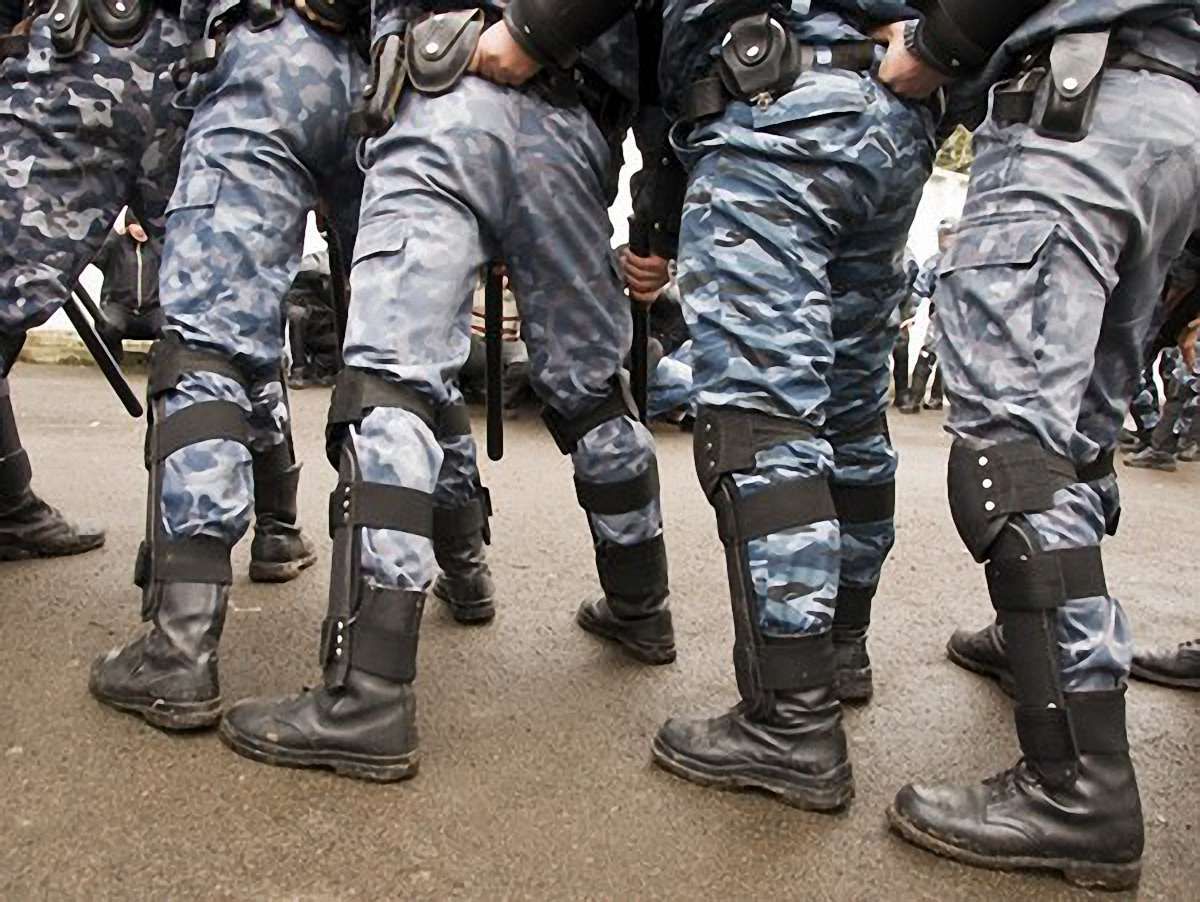 У Києві під Гостинним двором стоять 25 автобусів з "Беркутом" 
