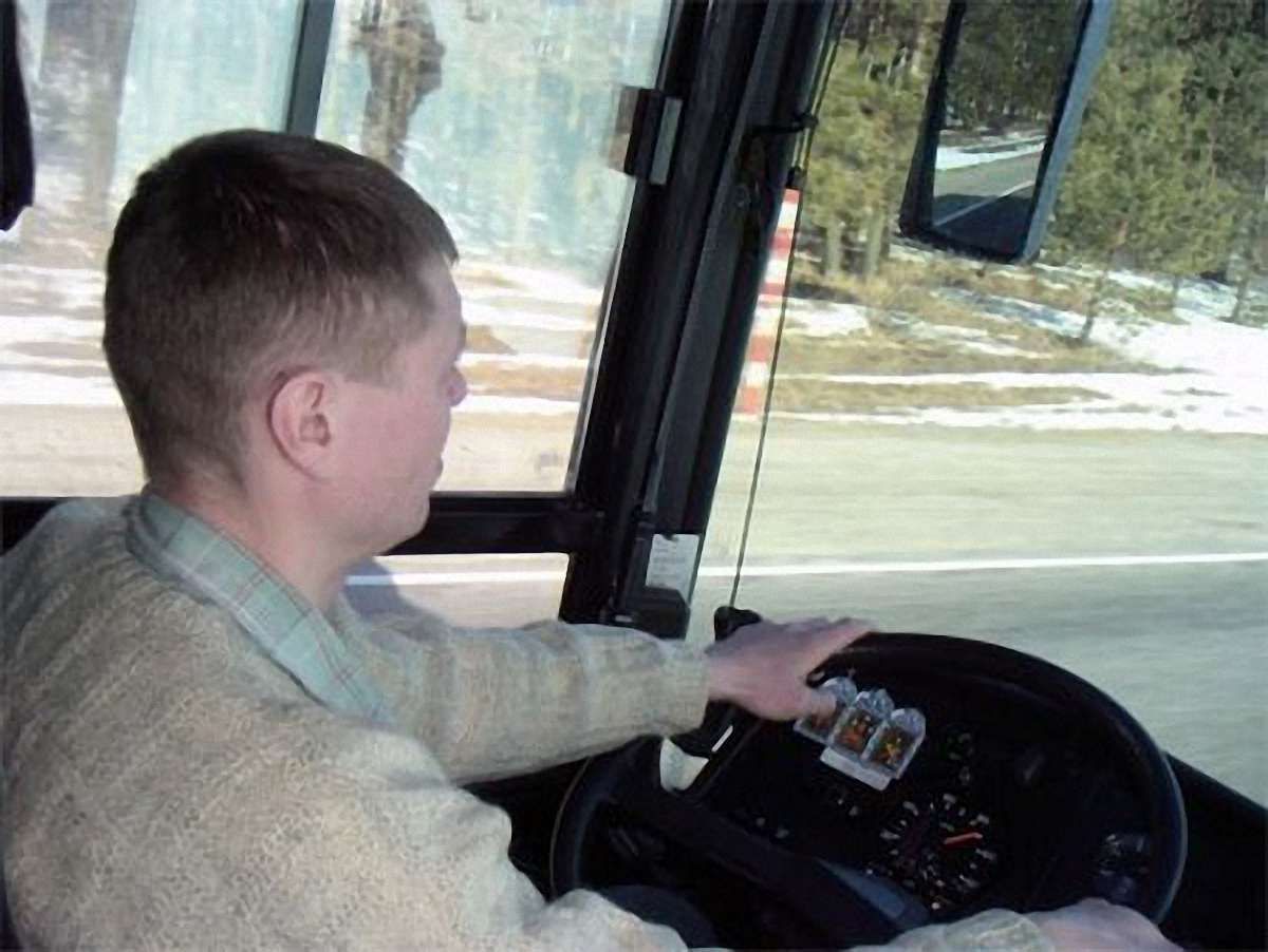 Пасажирки врятували від аварії автобус, водій якого заснув за кермом 