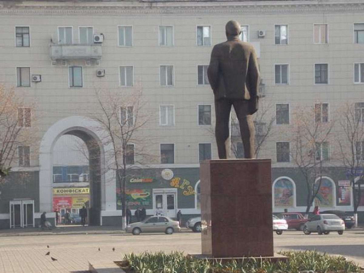 На малій батьківщині Януковича пам'ятник Леніну вимазали яйцями