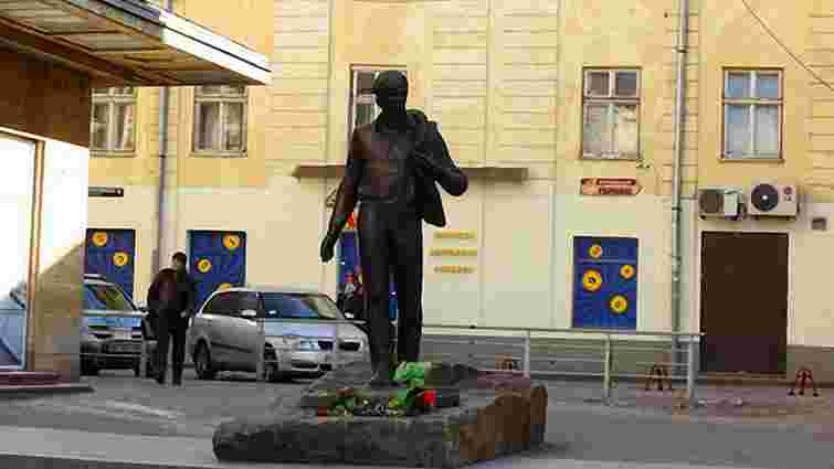 У Львові тимчасово демонтують бруківку біля пам’ятника Івасюку