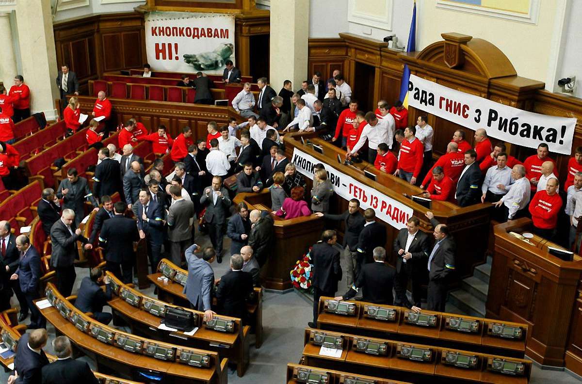 50 нардепів від опозиції заблокували Раду