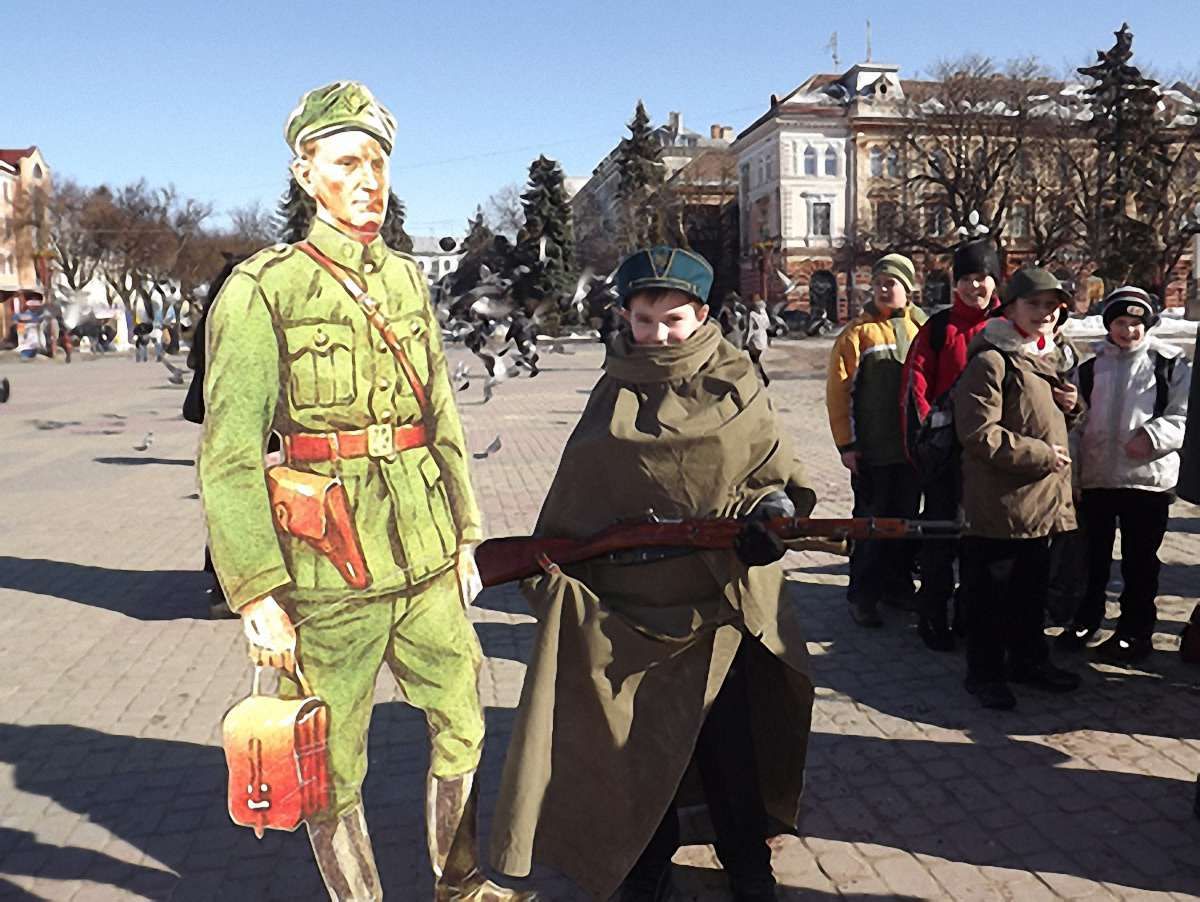 У Тернополі на честь Шухевича провели акцію “Фото з генералом”