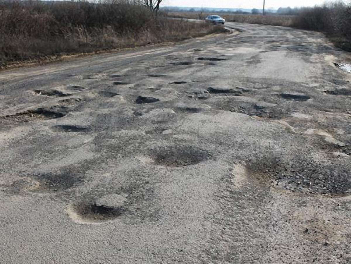 В Укравтодорі кажуть, що вже залатали ями на 97% доріг