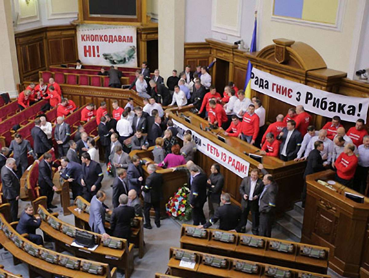 Опозиція знову заблокувала Раду