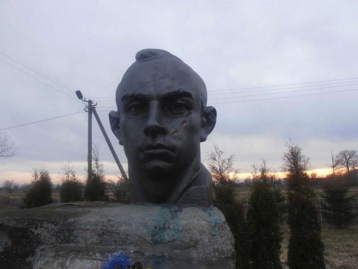 Зюбаненка просять цілодобово охороняти пам'ятники Бандері і Шухевичу
