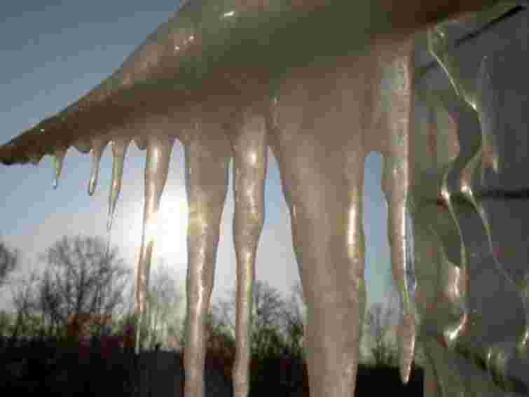 У Тернополі  брили льоду з дахів травмували трьох людей