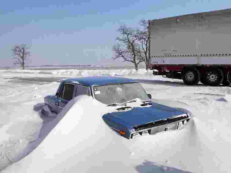 На Рівненщині зі снігових заметів вивільнили автобус і 7 авт