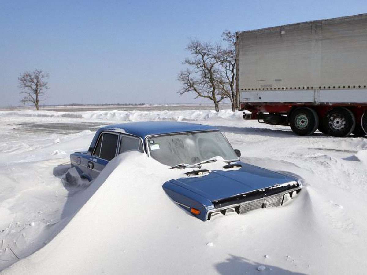 На Рівненщині зі снігових заметів вивільнили автобус і 7 авт