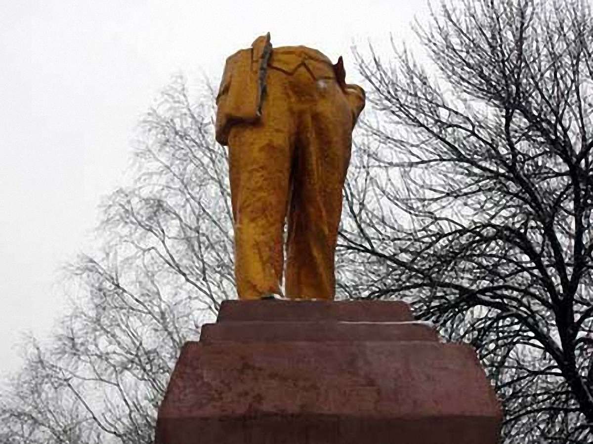 Ми постійно валимо пам'ятники, – Тягнибок про Леніна