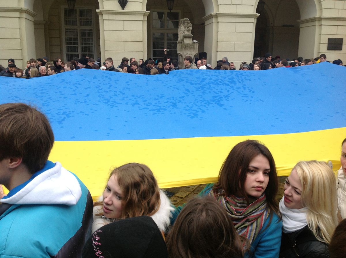 У центрі Львова близько двох тисяч людей заспівали гімн