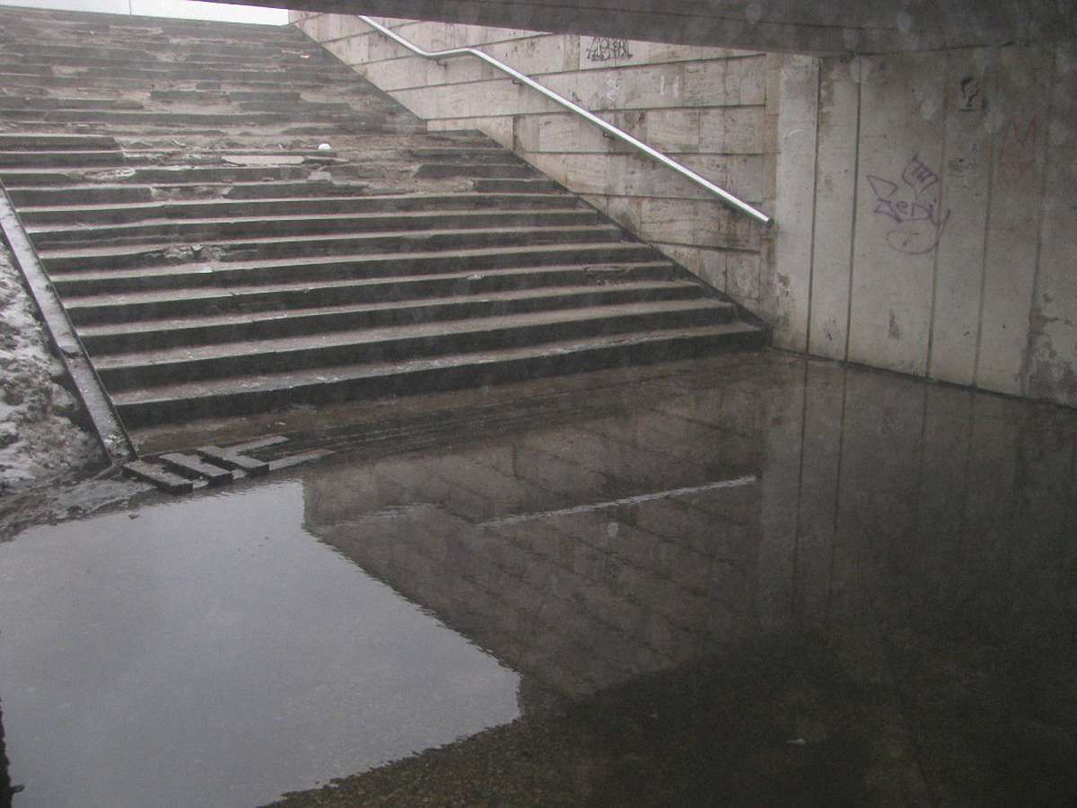 У Львові затопило перехід: люди користуються гамірним перехрестям