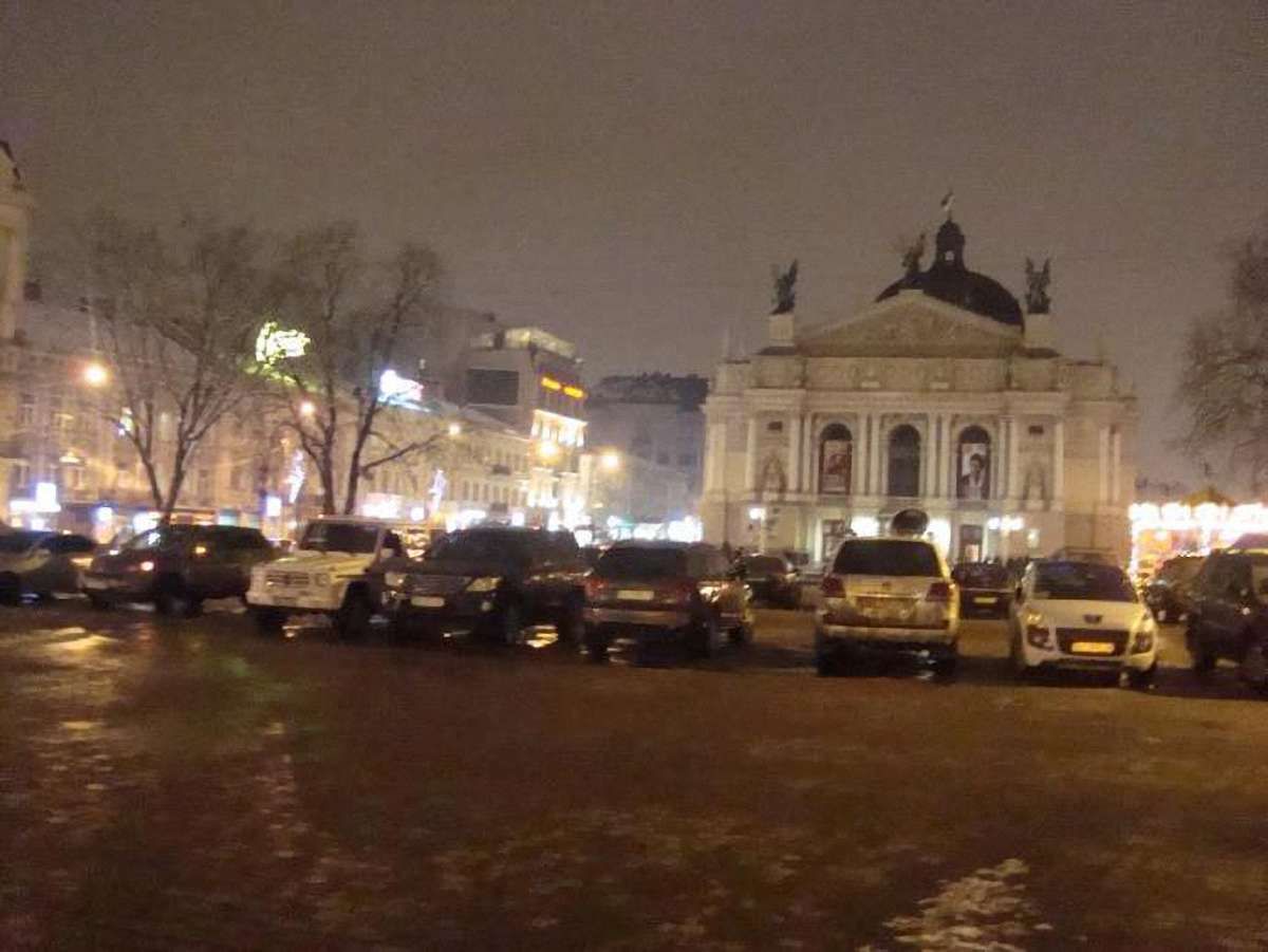 Гранітні кулі завадили б парковкам біля Оперного, - Маруняк