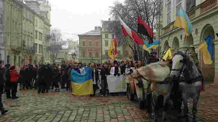 У Львові студенти привели на пікет коней. Фото