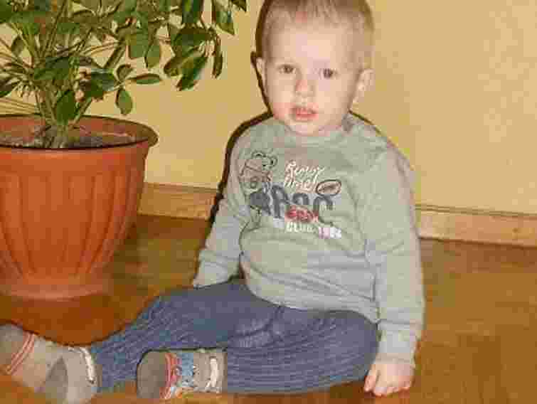 2-річний хлопчик потребує допомоги на лікування