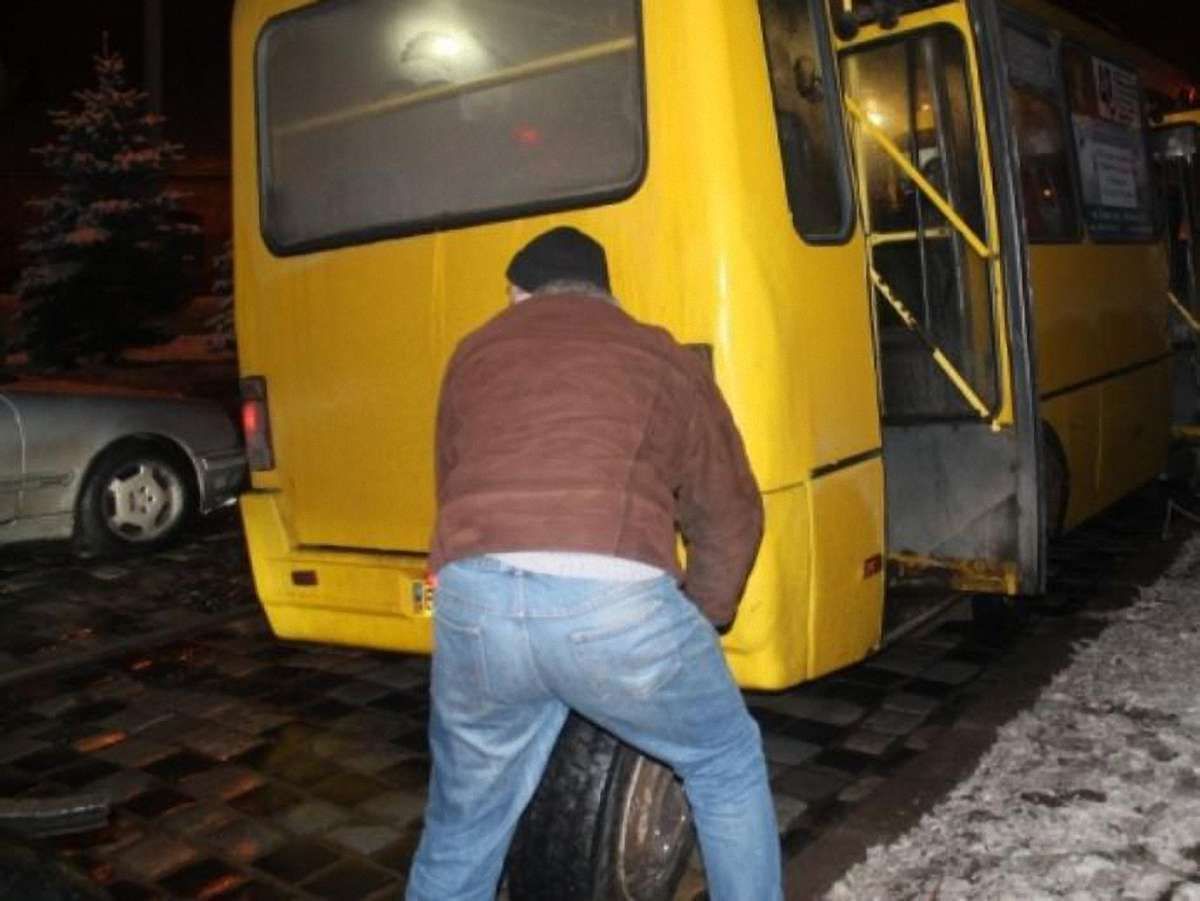 Львівська маршрутка на ходу загубила задні колеса