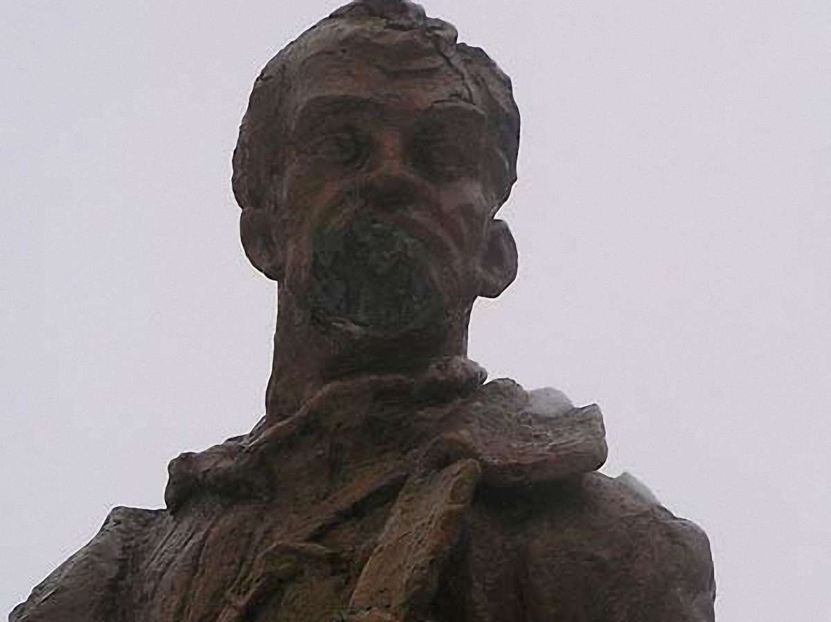 Пам’ятник Герою СРСР у Здолбуневі пошкоджений давно, - міліція