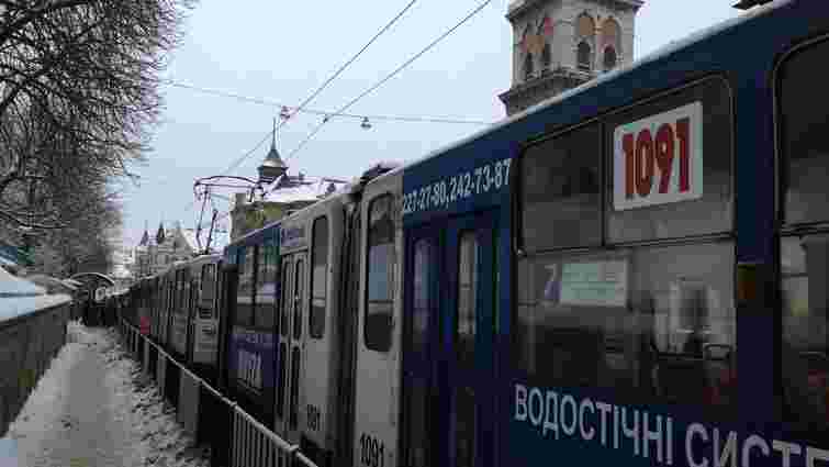 У Львові через засніжені колії зійшов з рейок трамвай 
