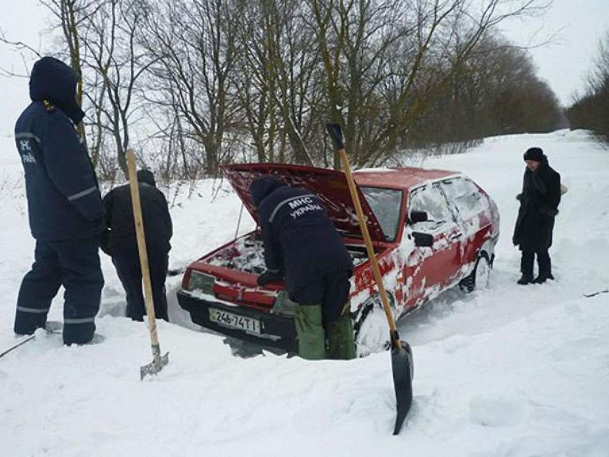 На Львівщині техніка МНС витягла 200 автомобілів