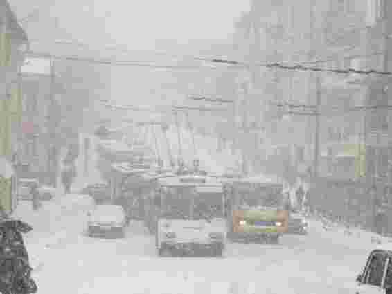 Через сніг у Тернополі паралізований транспорт. Фото