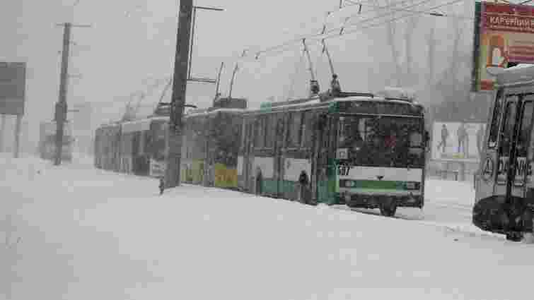 Снігопад у Львові: люди і машини безсилі перед стихією