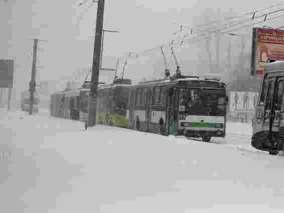 Снігопад у Львові: люди і машини безсилі перед стихією