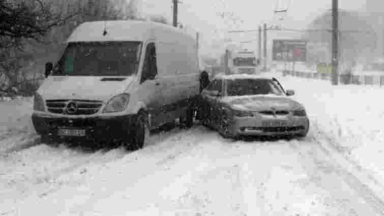 Снігопад на Західній Україні: 6 областей заблоковані. Фото, відео