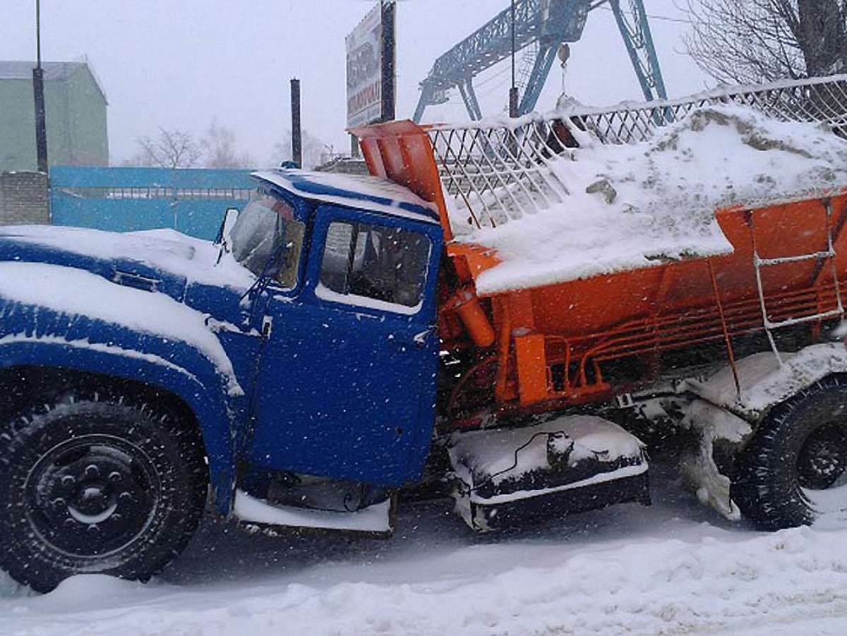 Сніг у Львові: люди штовхають автобуси і годинами стоять у корках