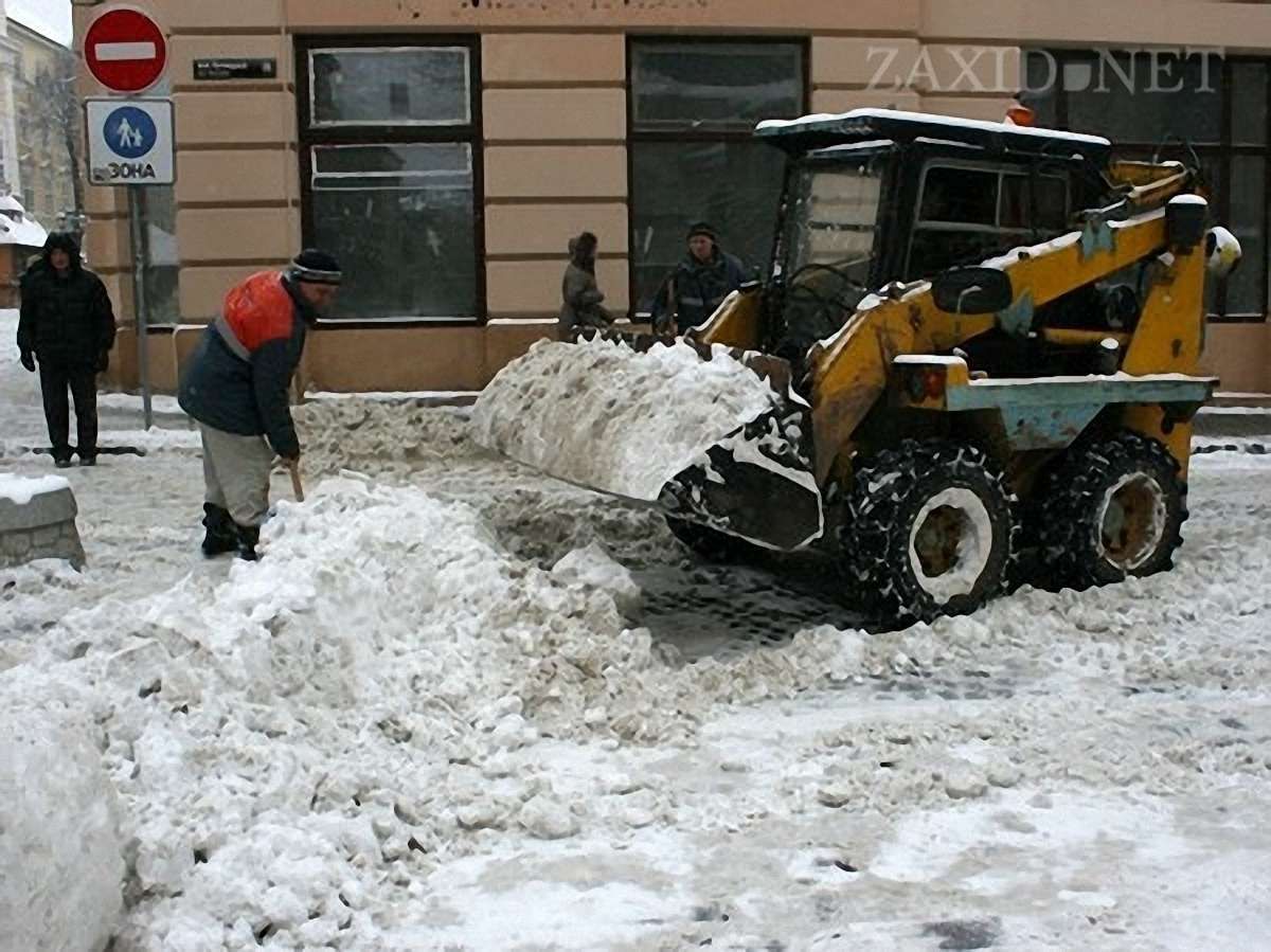 Уночі Львів від снігу розчищали 72 спецмашини