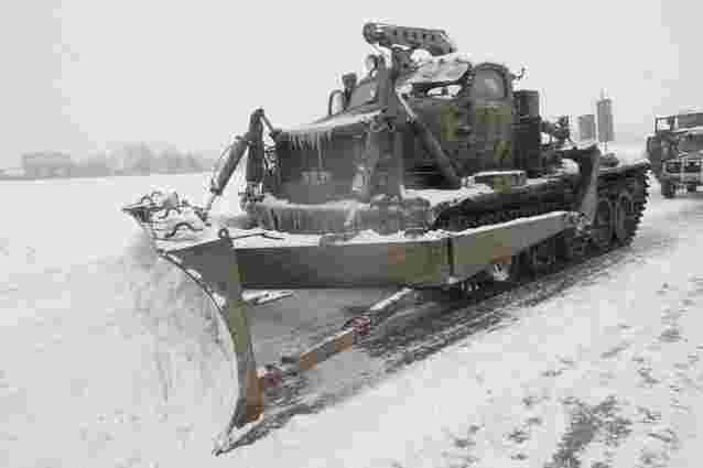 Дороги Львівщини від снігу розчищають військові БАТ-2 та ІМР