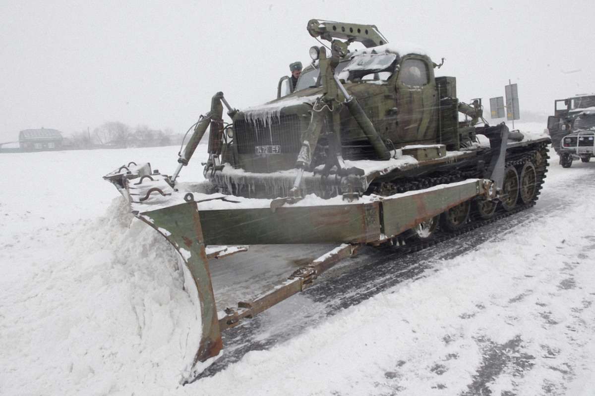 Дороги Львівщини від снігу розчищають військові БАТ-2 та ІМР