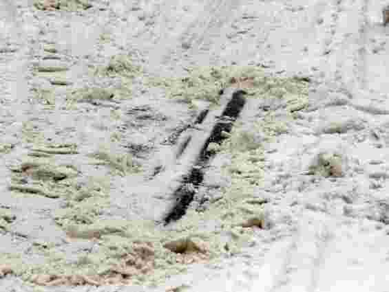 У Львові не можуть почистити колії від снігу через припарковані авто