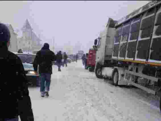 Понад 5 км люди йшли пішки до Львова через затор на трасі Київ-Чоп