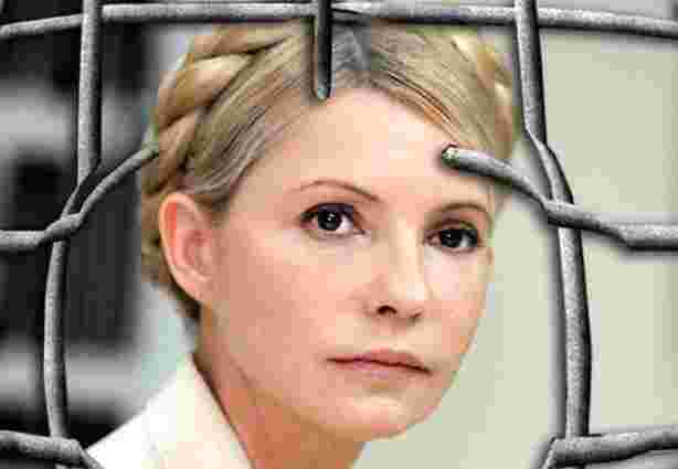 Під лікарнею Тимошенко її прихильники святкують Масляну