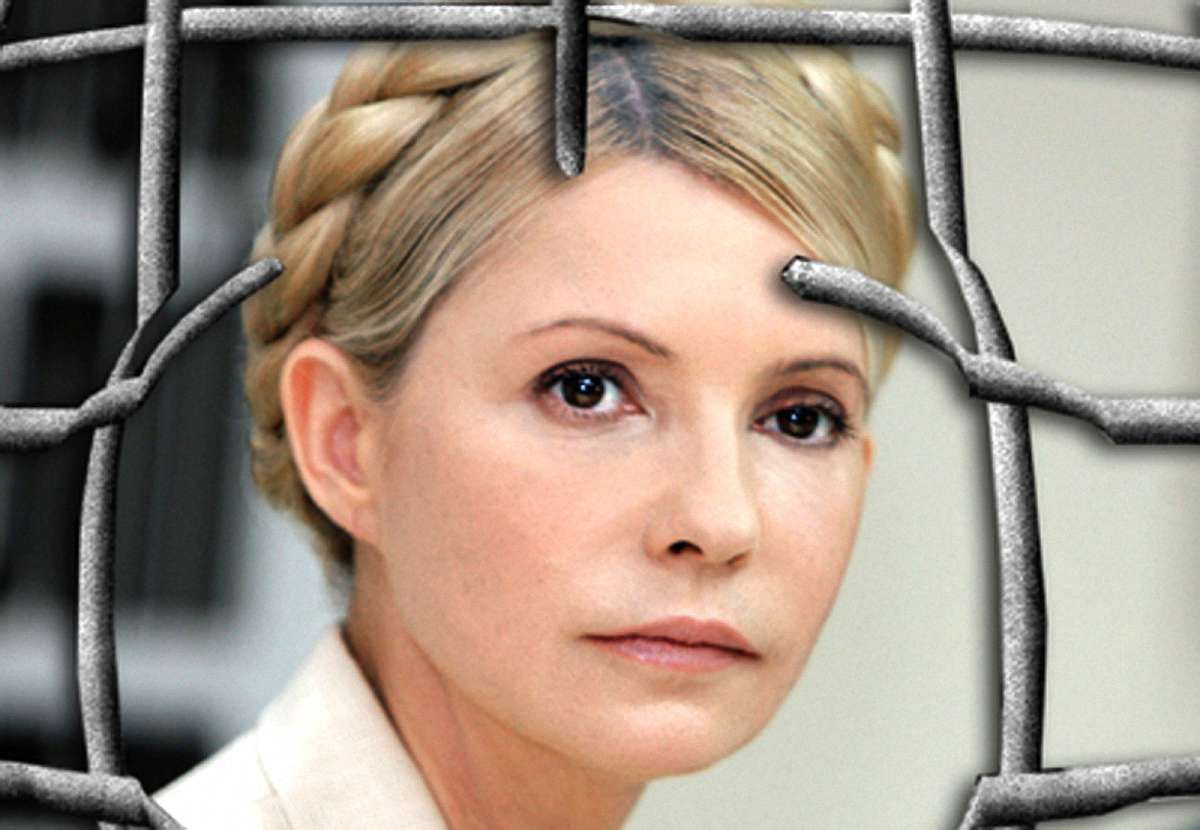 Під лікарнею Тимошенко її прихильники святкують Масляну