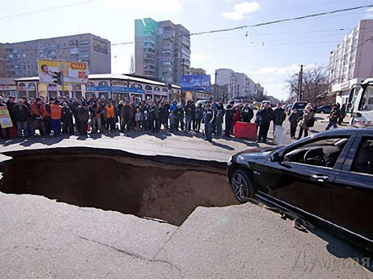 В Одесі провалилась частина дороги