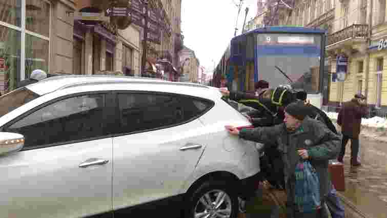 У Львові погано припарковане авто заблокувало рух на Дорошенка. Фото
