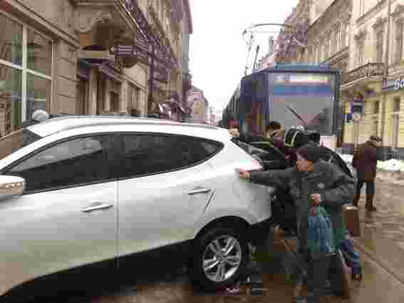 У Львові погано припарковане авто заблокувало рух на Дорошенка. Фото