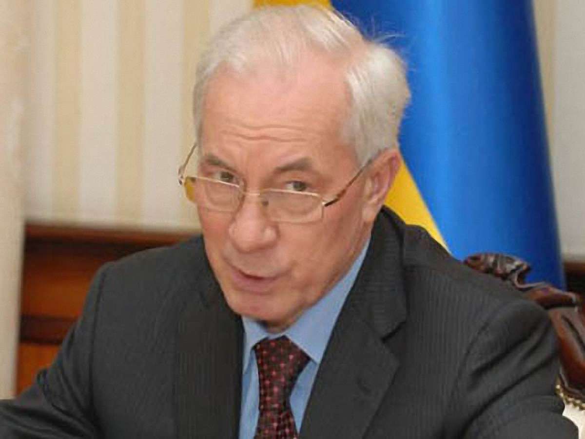 Азаров доручив придумати, як завантажити стадіон у Львові