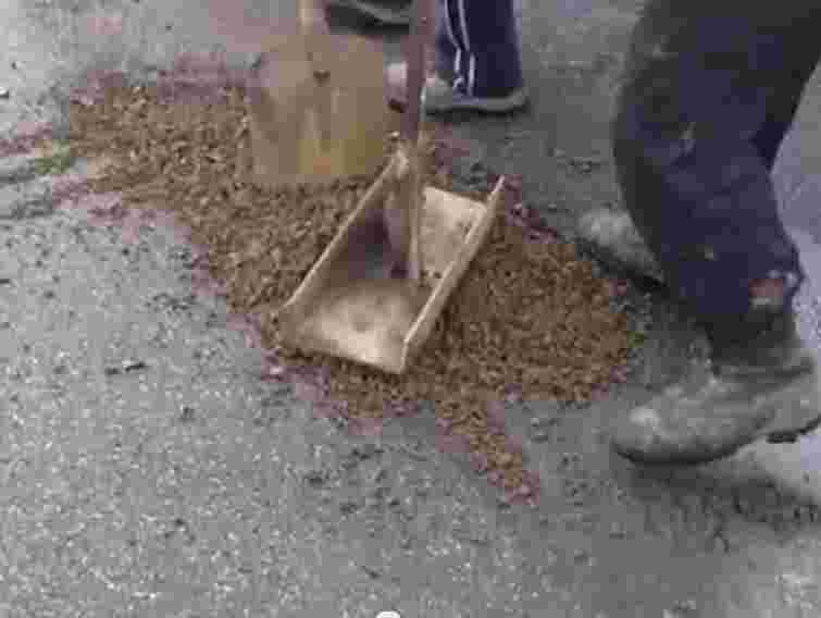 Поблизу Ужгорода дорогу латають сумішшю з болотом