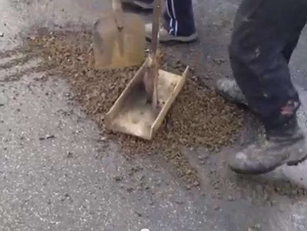 Поблизу Ужгорода дорогу латають сумішшю з болотом