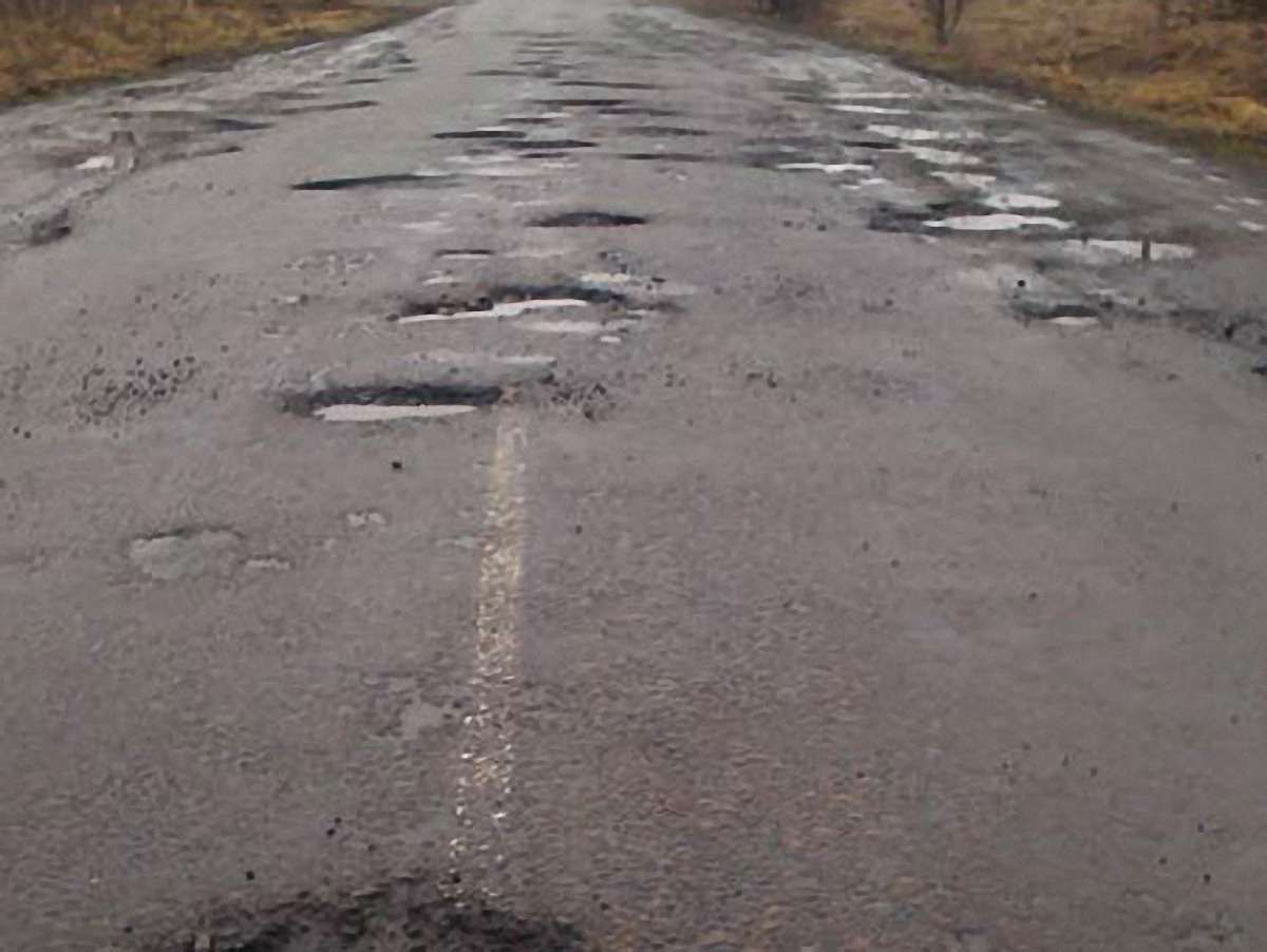 Азаров пообіцяв на ремонт доріг 7,2 мільярда гривень