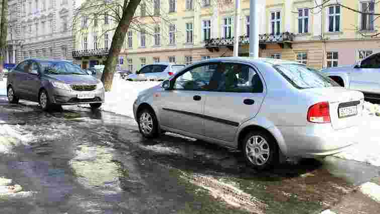 У центрі Львова водії автівок припаркувалися у сквері. Фото