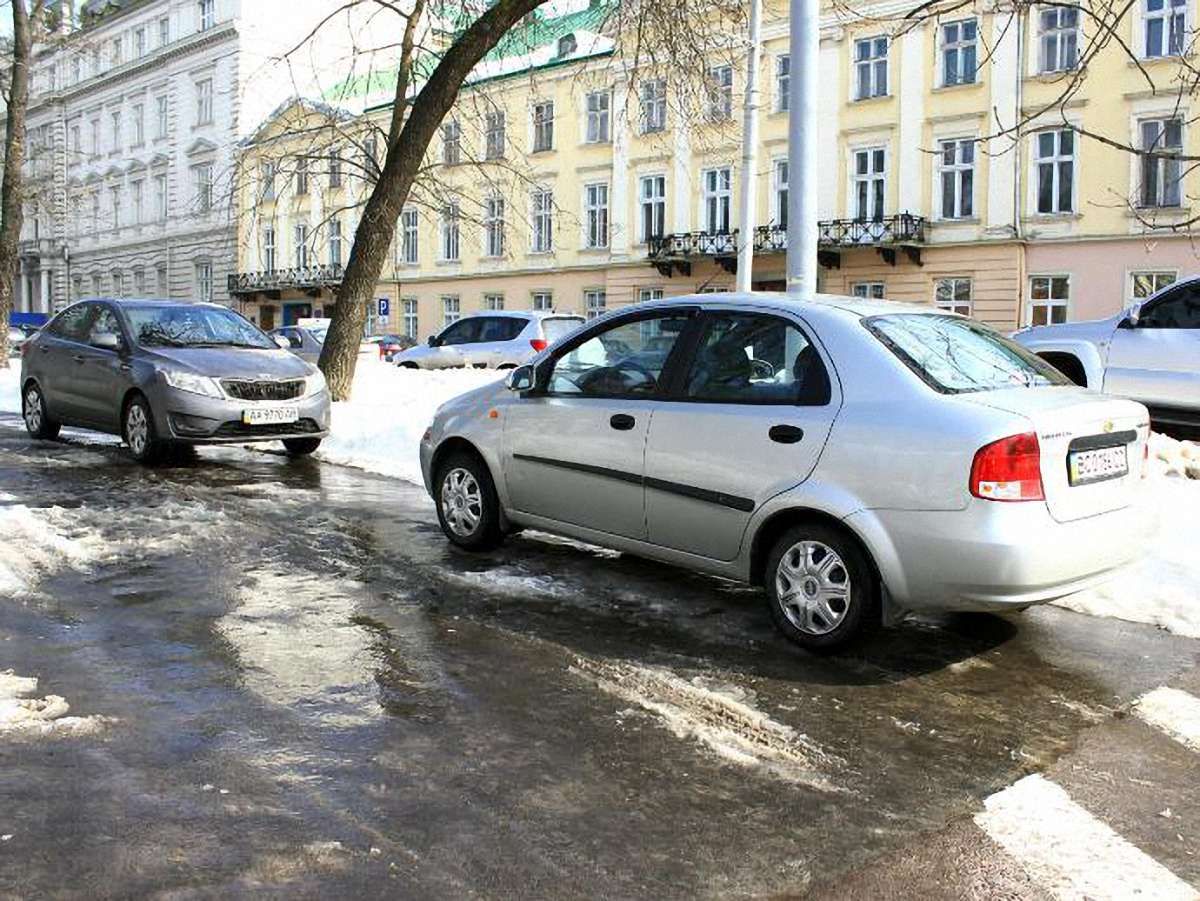 У центрі Львова водії автівок припаркувалися у сквері. Фото