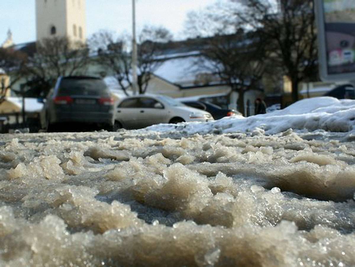 Через сніг на вулицях Львова автомобілі не можуть проїхати