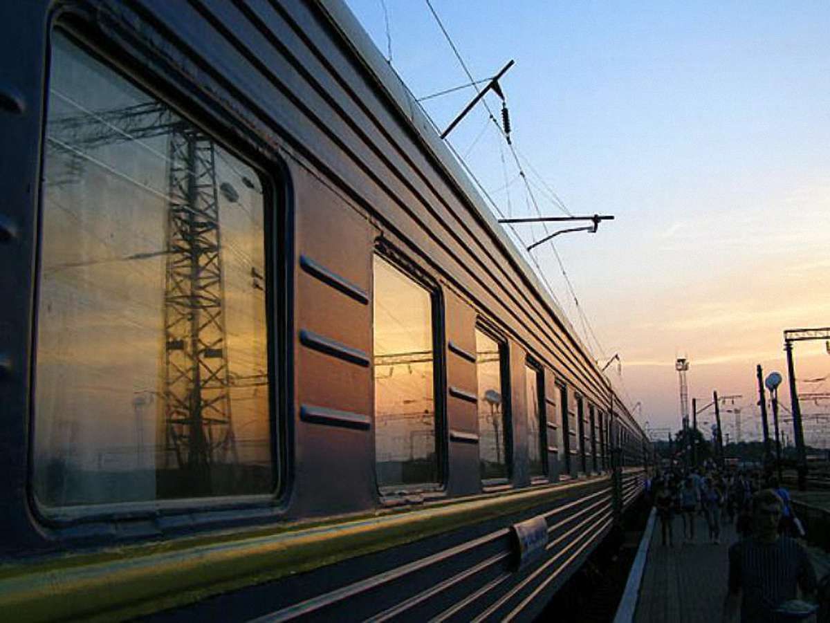 Потяг Львів-Рівне збив на смерть людину
