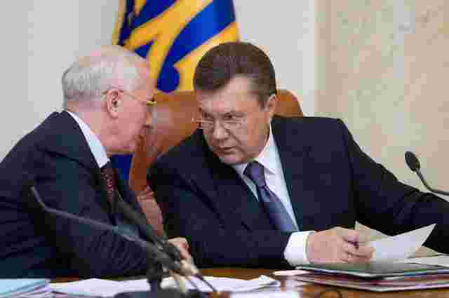 Янукович доручив Азарову роздержавити друковані ЗМІ