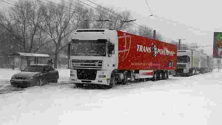 На Львівщині із снігових заметів витягнули уже 17 авто